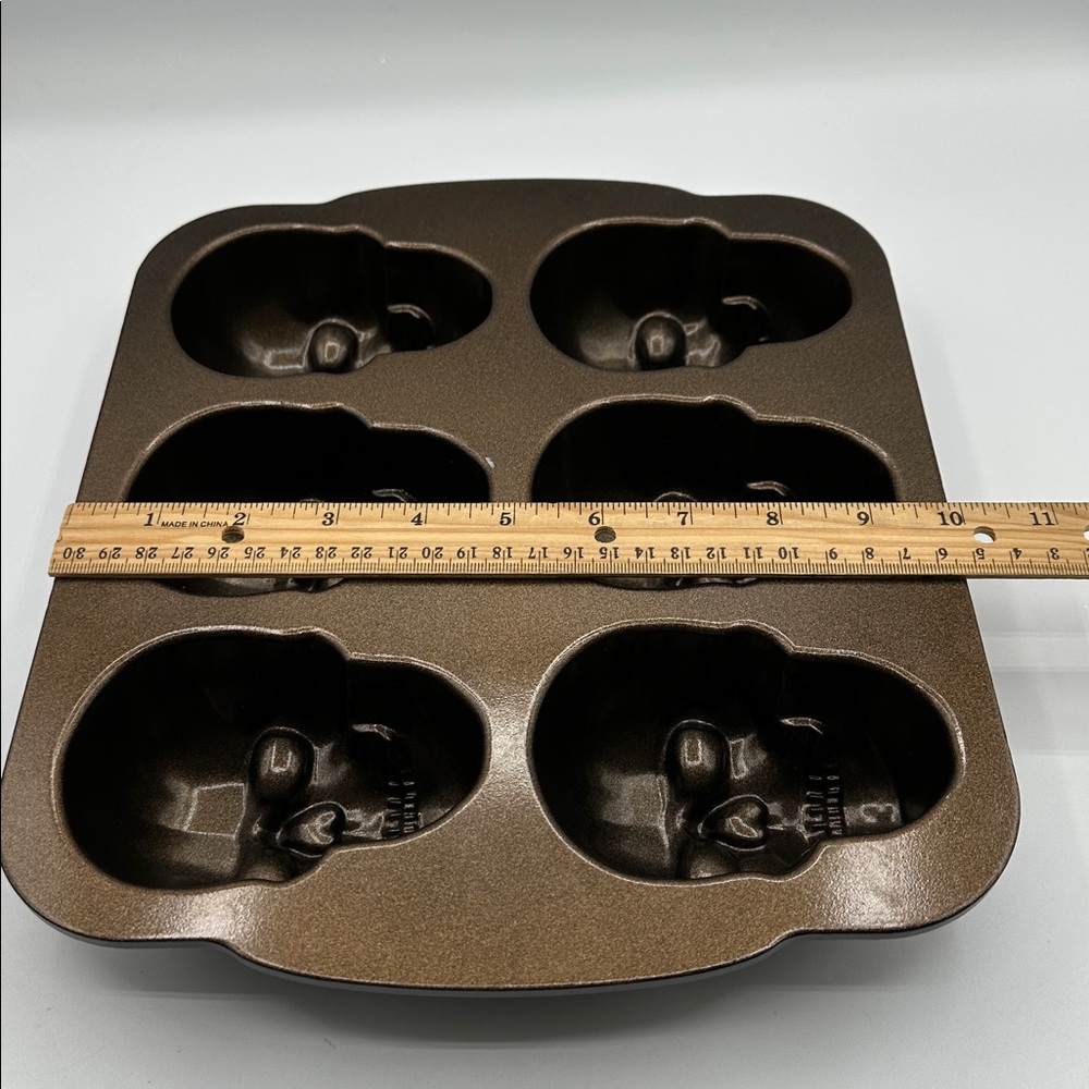 Nordic Ware Mini Skull Cakelet Pan 5 Cups. Spooky &
Haunted. - Picture 7 of 16